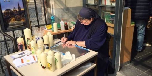 Sr. Gertrud vor dem Einhard Shop am Dom