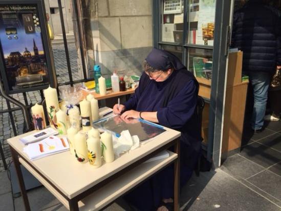 Sr. Gertrud vor dem Einhard Shop am Dom